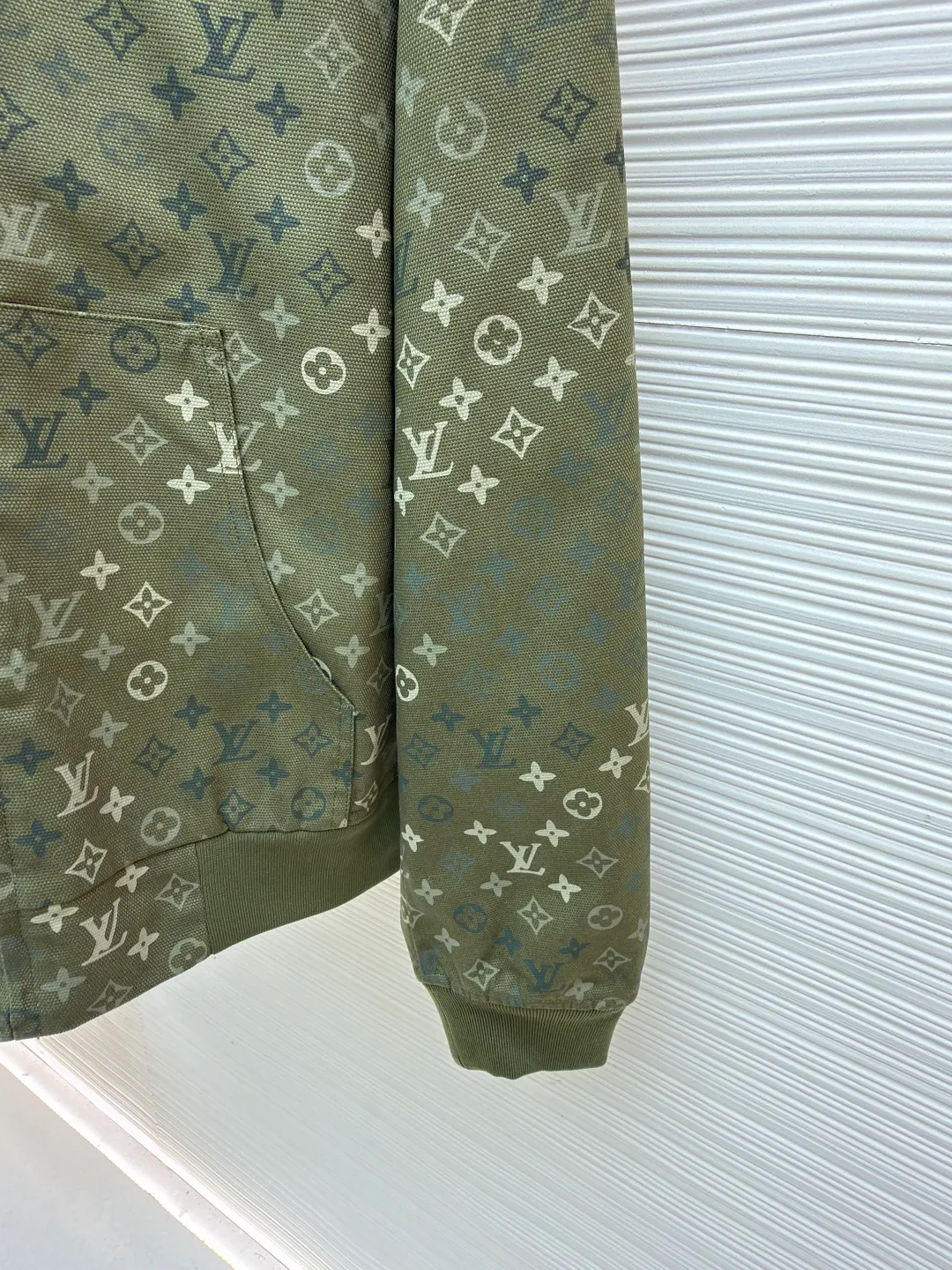 LOUIS VUITTON canvas hooded tunic jacket ●Original version: purchased and developed by 44974 ●Item number: 1682150-B75 ●Fabric: canvas fabric ●Technology: printing production ●Color: green ●Version: fitted version ●Weight: about 1025 grams ●Size: S-M-L-XL ●Description: This hooded zipper jacket is made of high-density twill blended fabric. It has been washed and aged to give the fabric a retro-aged matte texture and a soft and drapey wearing experience. The classic presbyopia pattern printed all over the surface is presented through digital direct inkjet printing. The pattern has high precision and the color blends naturally with the fabric and is not easy to fall off and crack. The body is cut into a loose-fitting drop-shoulder version, and the shoulder splicing uses a flat car double-line seam process to route the lines. It is neat and improves shoulder support. The zipper adopts a custom-made metal molded zipper with smooth and wear-resistant teeth, which harmoniously echoes the color of the body. The hem and cuffs are made of high-elastic ribbing, which is pre-shrunk to prevent deformation. The inside of the hood is double-layered, making the shape of the hat stiff and not easy to collapse. The overall turning process adopts 0.8cm dense copy line technology, and every inch of stitching is even and fine. Every detail shows exquisite clothing technology and quality control. The overall wiring is straight and delicate, the fabric is comfortable and soft, and the color is consistent without color difference. It can be matched with the same style to create a fashionable look and control various occasions. Customized accessories, complete with three standards, same style for men and women!